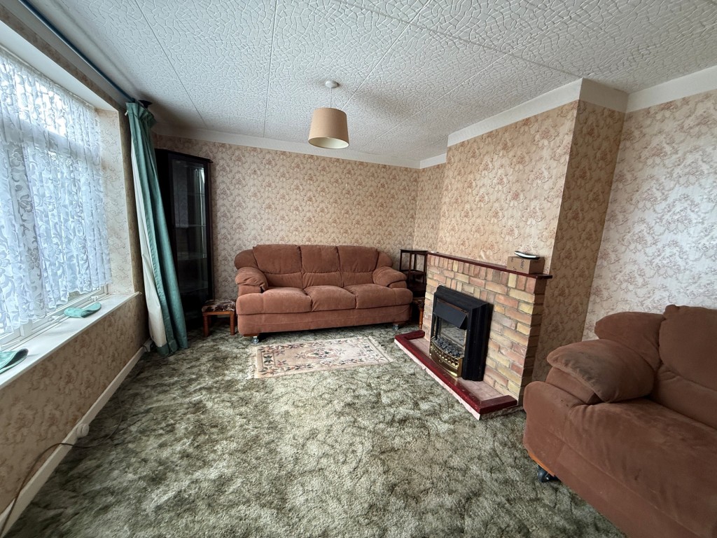 Lot: 84 - SEMI-DETACHED HOUSE FOR IMPROVEMENT - Living room with fireplace and window to front